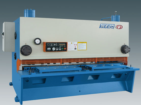 Hydraulic guillotine shear